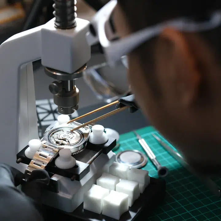 NewCloneWatches QC specialist performing Timegrapher test on super clone watch movement